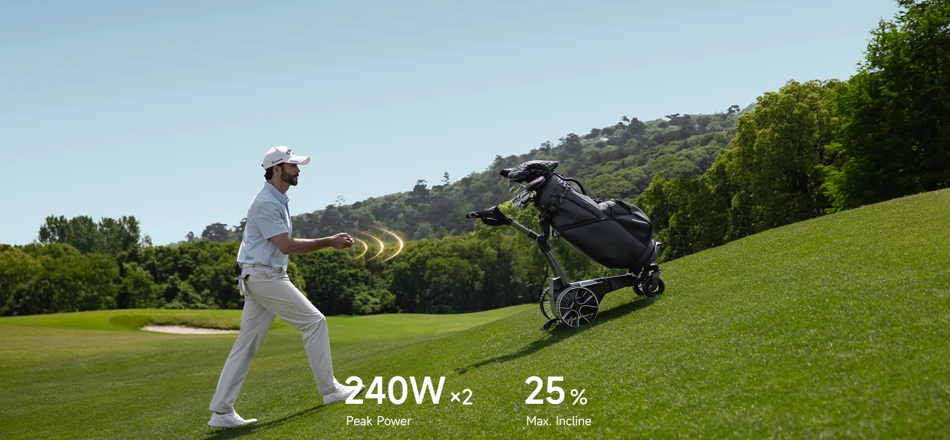 Elektryczny wózek golfowy NAVEE pokonujący strome podjazdy na polu golfowym.